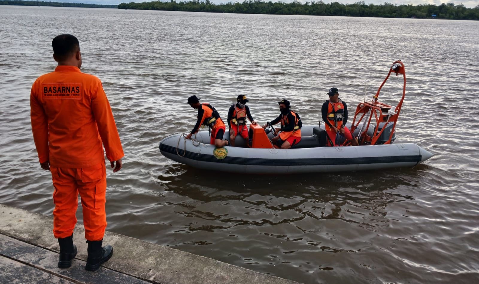 Tim SAR sedang melakukan pecarian satu penumpang KM. Sirimau yang ceburkan diri ke laut di Perairan Asmat, Papua Selatan.