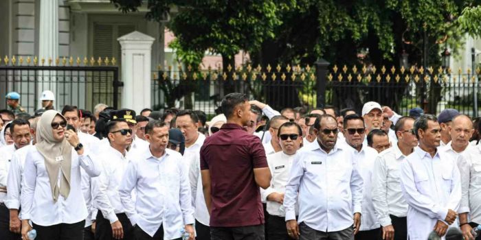 GLADI BERSIH: Sejumlah kepala daerah berjalan keluar usai mengikuti gladi bersih di Istana Merdeka, Jakarta, kemarin. Gladi tersebut sebagai persiapan pelantikan kepala daerah.