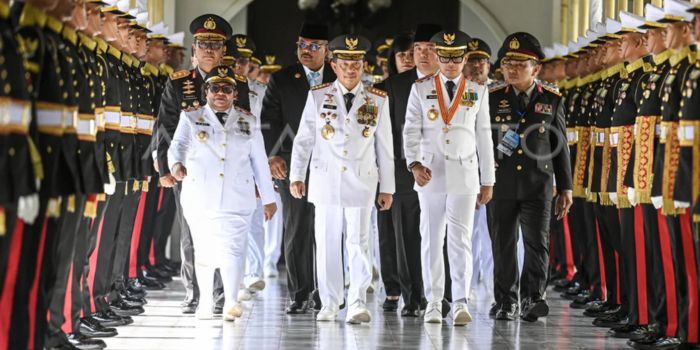Menteri Dalam Negeri Muhammad Tito Karnavian (tengah) bersama Wakil Menteri Dalam Negeri Bima Arya Sugiarto (kedua kanan) dan Ribka Haluk (kiri) menuju pelantikan kepala daerah se-Indonesia.