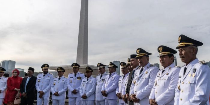 Sejumlah kepala daerah terpilih berjalan untuk mengikuti upacara pelantikan di kompleks Istana Kepresidenan, Jakarta, Kamis (20/2/2025). Presiden Prabowo Subianto  melantik sebanyak 961 kepala daerah.