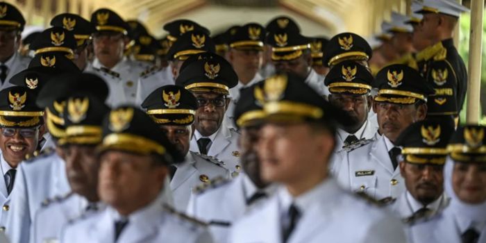 Sejumlah kepala daerah terpilih berjalan untuk mengikuti upacara pelantikan di kompleks Istana Kepresidenan, Jakarta, Kamis (20/2/2025). Presiden Prabowo Subianto  melantik sebanyak 961 kepala daerah.