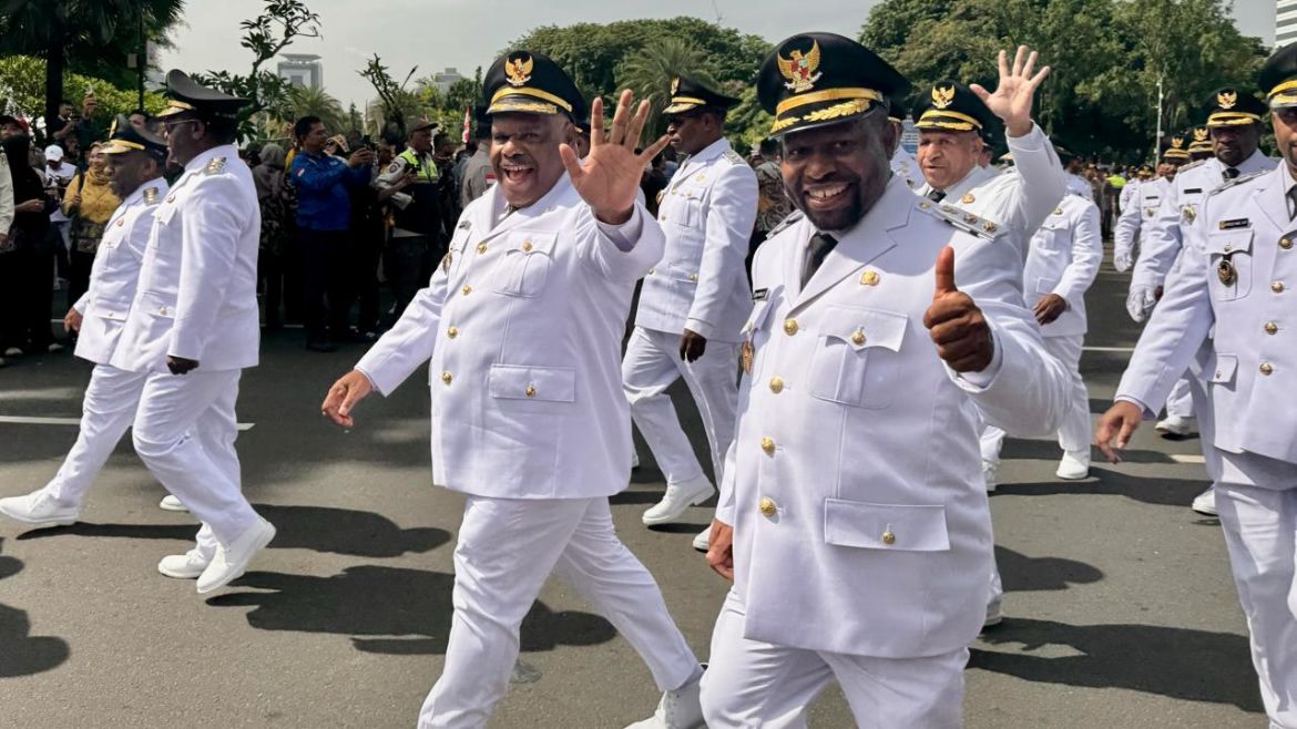 Bupati dan Wakil Bupati Yahukimo, Didimus Yahuli (kiri) dan Esau Miram (kanan) saat pelantikan bersama kepala daerah se-Indonesia di Jakarta.