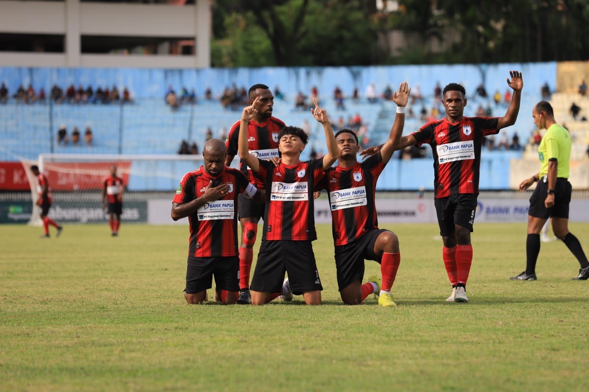 Para pemain Persipura saat berselebrasi usai mencetak gol ke gawang RANS Nusantara.