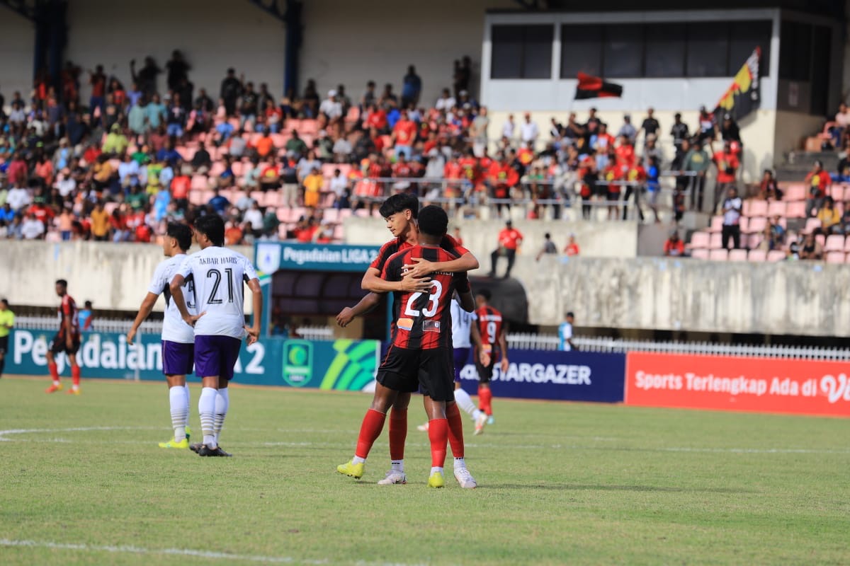 Reno Salampessy dan Ramai Rumakiek selebrasi di Stadion Mandala Jayapura, usai membobol gawang RANS Nusantara.