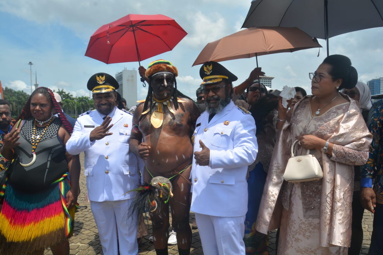 Pasangan Bupati dan Wakil Bupati Tolikara, Willem Wandik, dan Yotam Wonda, usai dilantik di Istana Negara, Jakarta, Kamis (20/2/2025).  (Ceposonline.com/Diskominfo)