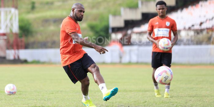 Boaz Solossa dan Ramai Rumakiek di sesi latihan Persipura Jayapura.