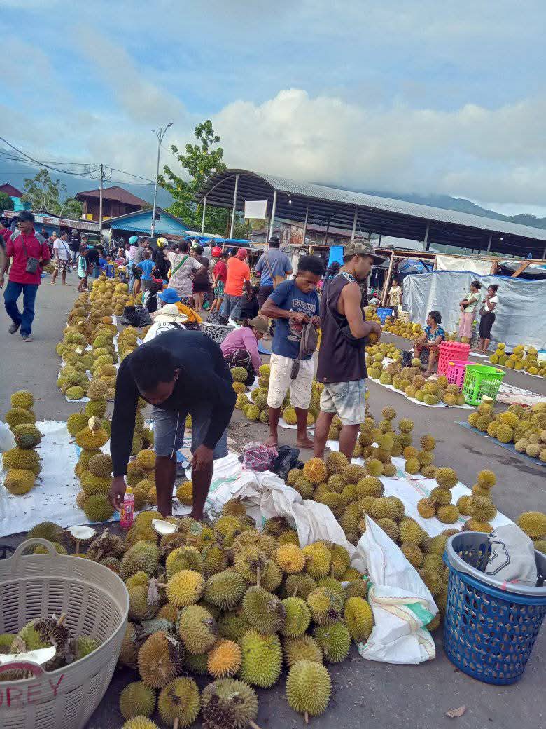 Para pedagang di Serui, Yapen saat menggelar tumpukan ribuan buah durian usai panen beberapa hari lalu. (CEPOSONLINE/ROBBY)