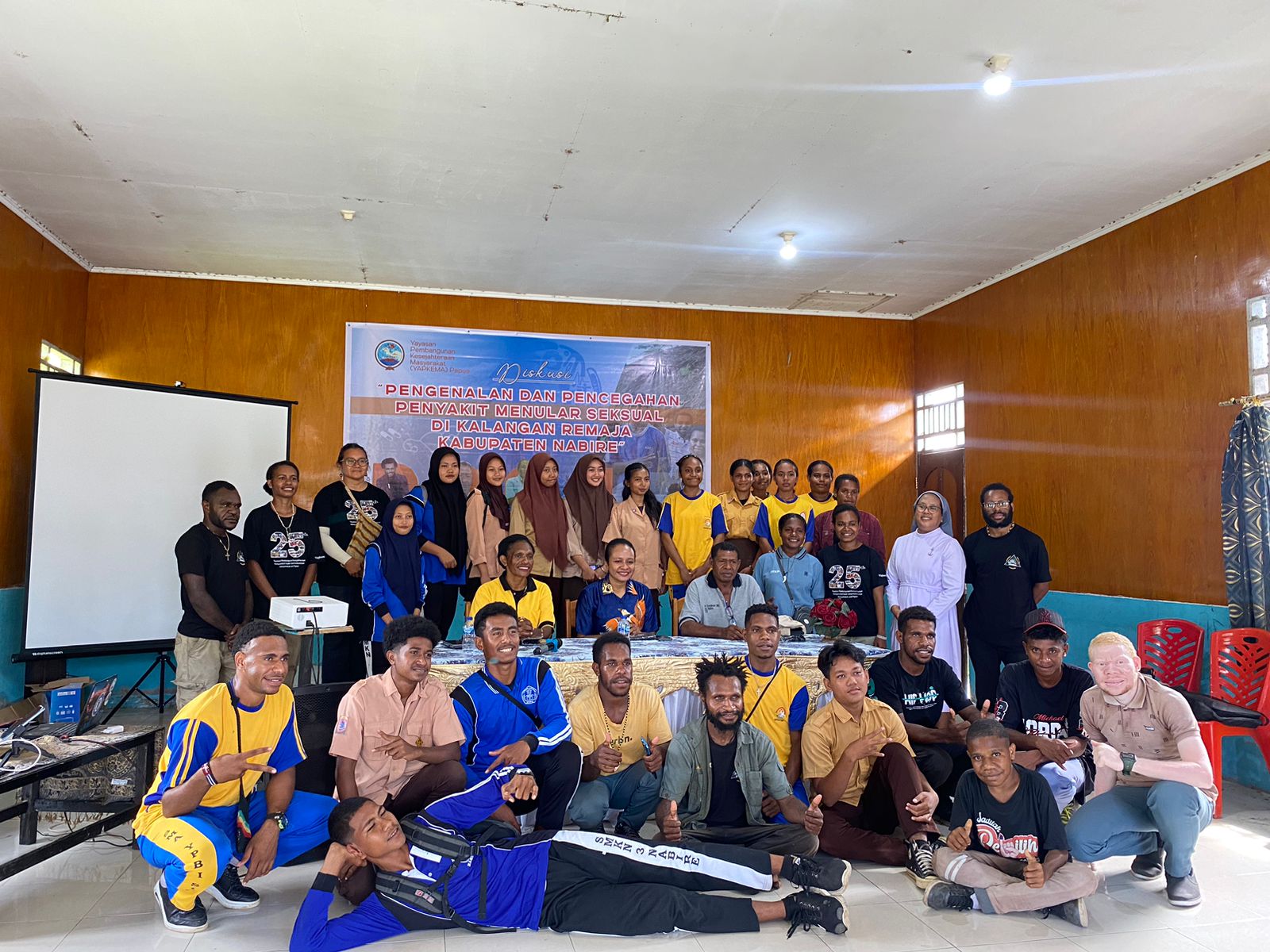 Foto bersama Narasumber dari Klinik Santo Rafael, Yayasan Yapkema dan peserta sosialisasi. (CEPOSONLINE.COM/THERESIA F. TEKEGE).
