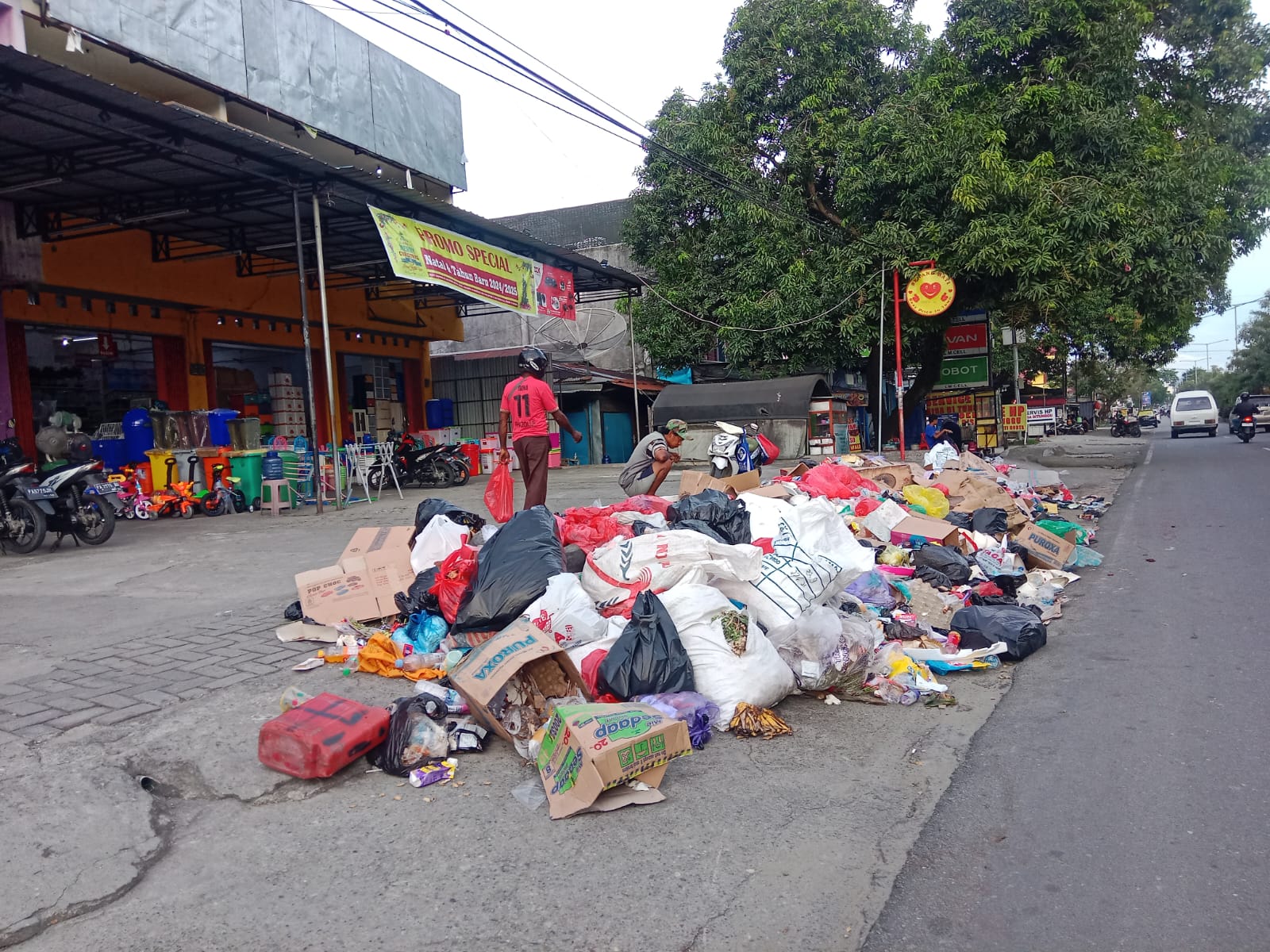 Nampak tumpukan sampah di Kabupaten Jayapura yang masih berserakan akibat jalan TPA masih di palang, Jumat (21/2/2025). (CEPOSONLINE.COM/YOHANA).
