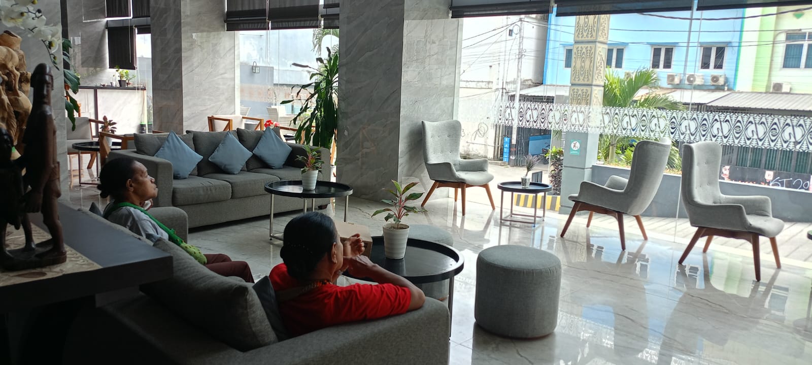 Tampak tamu saat duduk di Lobby Hotel Horison Ultima Entrop. (CEPOSONLINE.COM/PRIYADI)