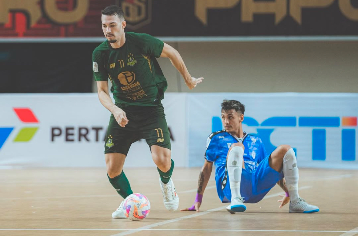 Duel antara pemain Bintang Timur Surabaya (BTS) dan Unggul FC dalam lanjutan PFL 2025 Papua Series.