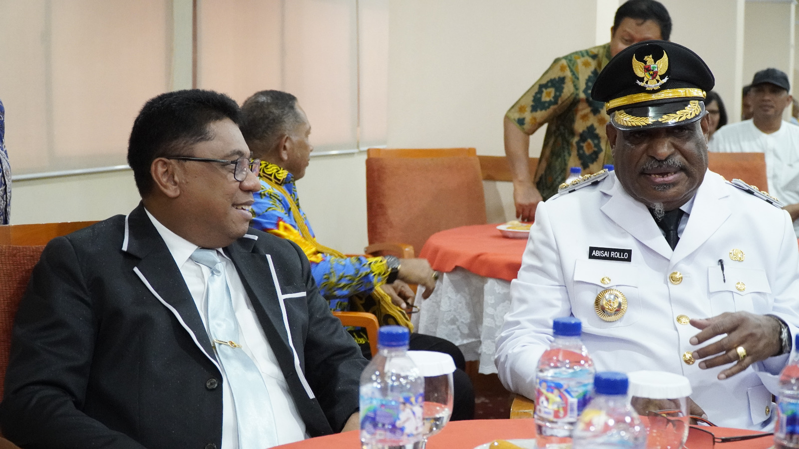 Christian Sohilait ketika berbincang dengan Walikota Jayapura, Abisai Rollo usai pelantikan di Jakarta. (CEPOSONLINE.COM/HANS PALEN).