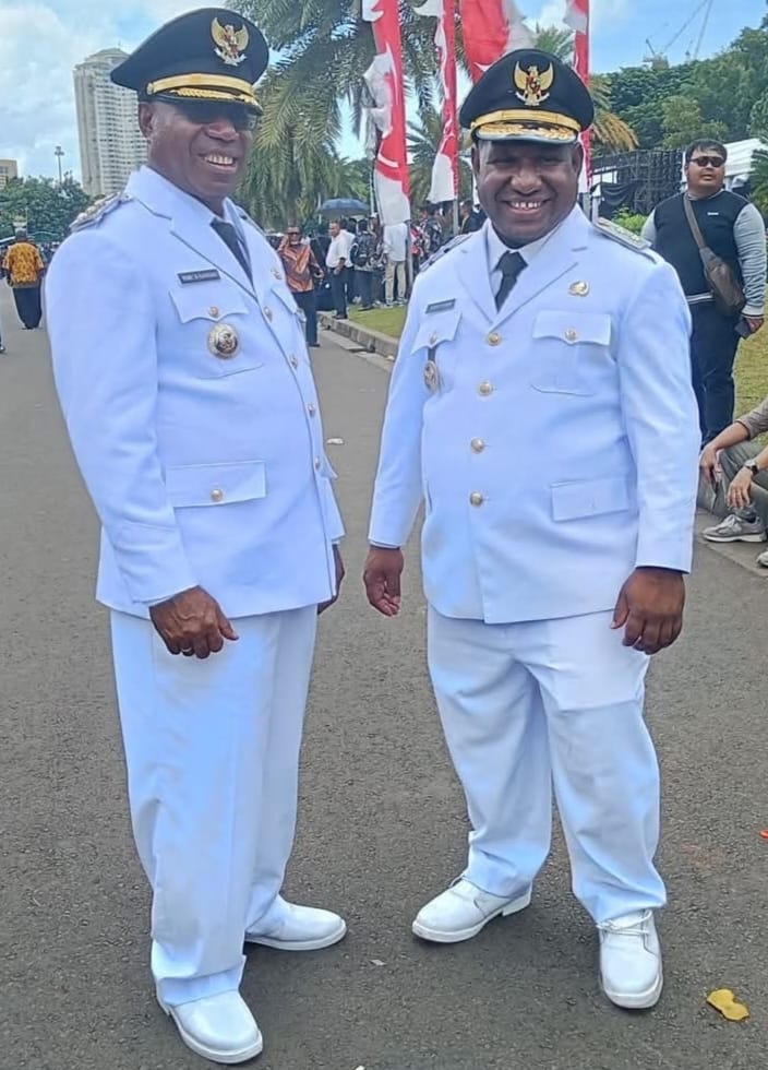 Bupati dan Wakil Bupati Mamberamo Raya, Robbi Wilson Rumansara dan Keven Totouw foto bersama sebelum pelantikan di Istana Nagara Jakarta. (Istimewa).