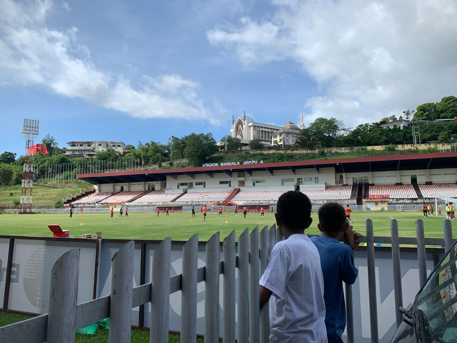 Anak-anak sedang menyaksikan tim Persipura berlatih di Stadion Mandala Jayapura.