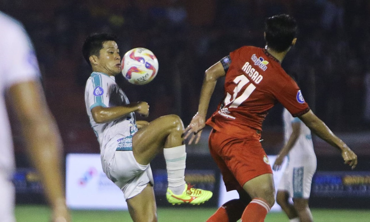 Duel berebut bola antara pemain PSBS Biak, Takuya Matsunaga, dan pemain Semen Padang pada 1 Maret 2025.