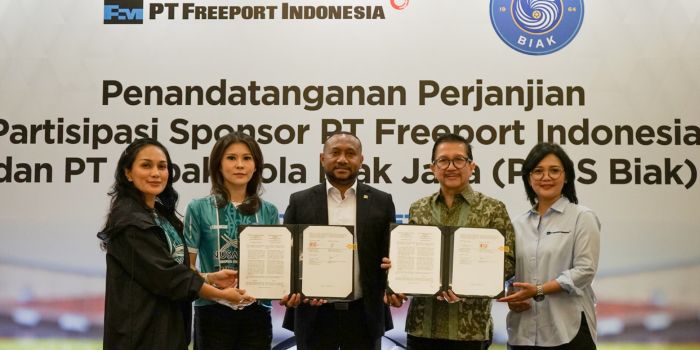 Foto bersama Presiden Direktur PT Freeport Indonesia, Tony Wenas, Pesiden Direktur PSBS Biak, Evelyn Sanita Injaya, Presiden PSBS Biak, Yan Mandenas, dan Direktur Operasional PSBS Biak, Melani Aipassa