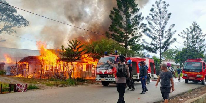 Petugas Damkar bersama Kepolisian dan warga saat berupaya memadamkan kebakaran di jalan SD Percobaan Wamena rabu (5/3/2025) sore kemarin yang menghaguskan 5 unit rumah kontrakan.