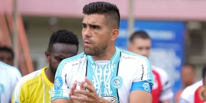 Bek PSBS Biak, Fabiano Beltrame, absen membela timnya melawan Borneo FC dalam lanjutan laga Liga 1 pada Kamis 6 Maret 2025.