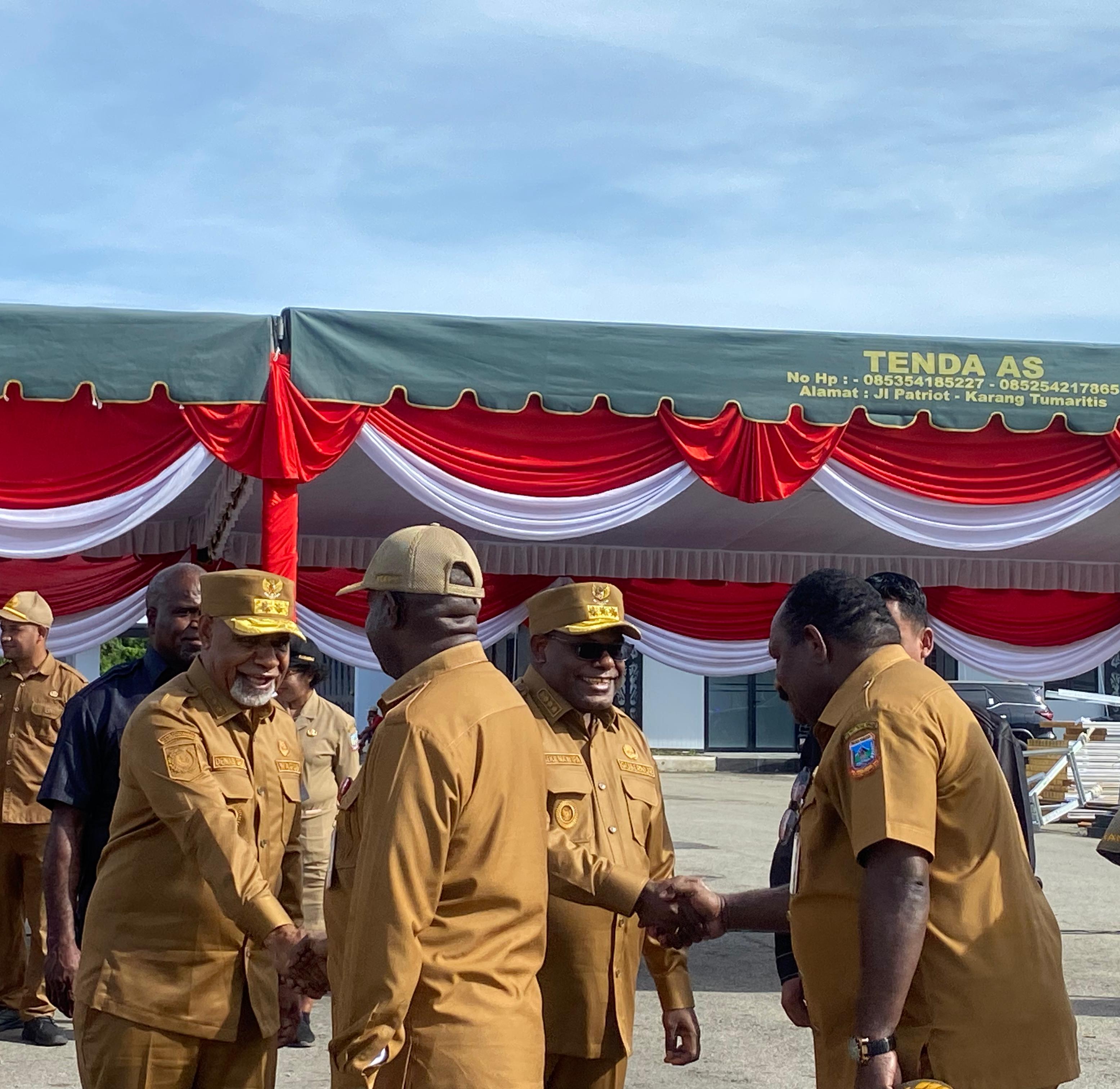 Gubernur Papua Tengah, Meki Fritz Nawipa didampingi Wakil Gubernur Papua Tengah, Deinas Geley saat bersalaman dengan ASN usai Apel. (CEPOSONLINE.COM/THERESIA F. TEKEGE)