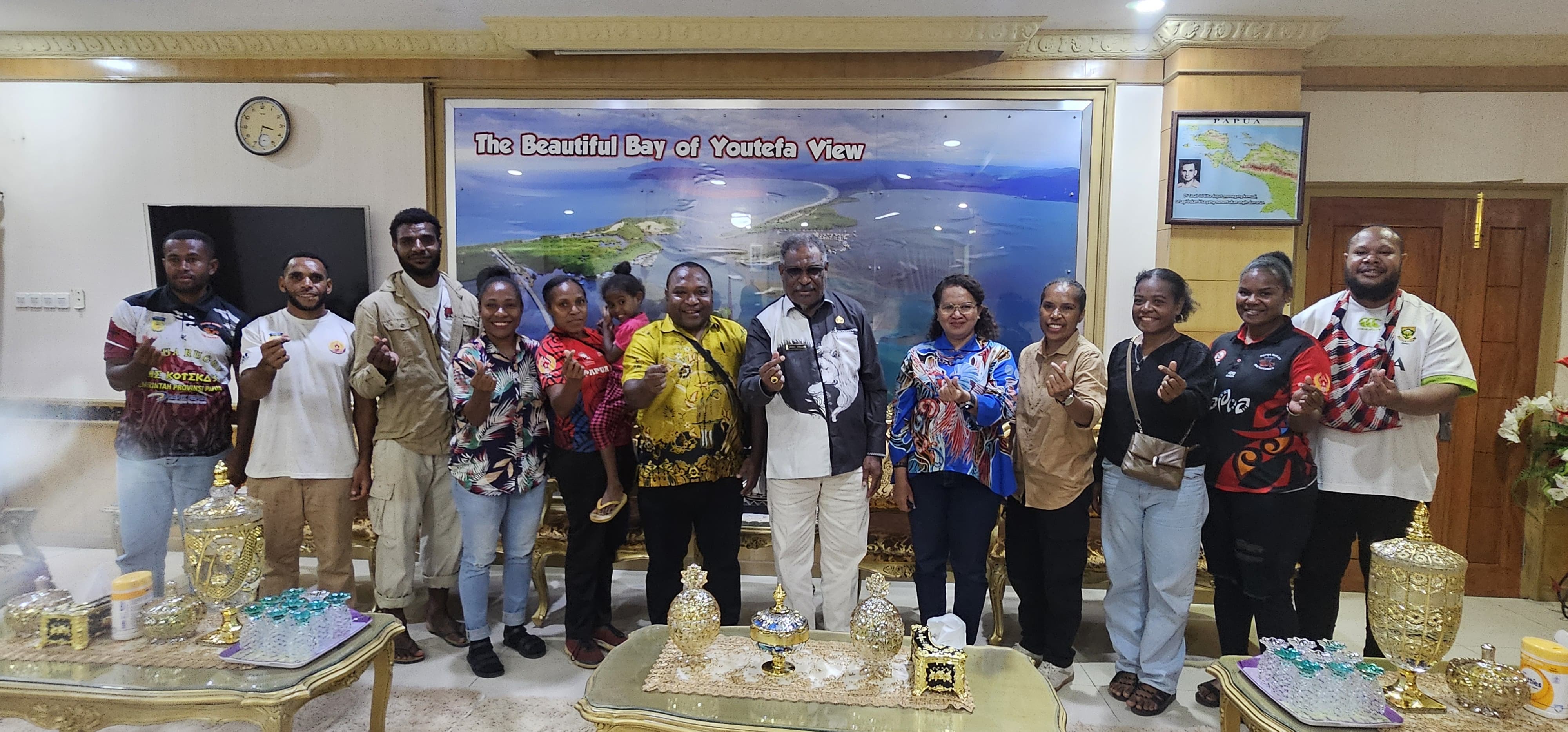 Wali Kota Jayapura, Abisai Rollo saat foto bersama dengan 7 atlet Rugby dan pelatihnya. (CEPOSONLINE.COM/HANS PALEN)