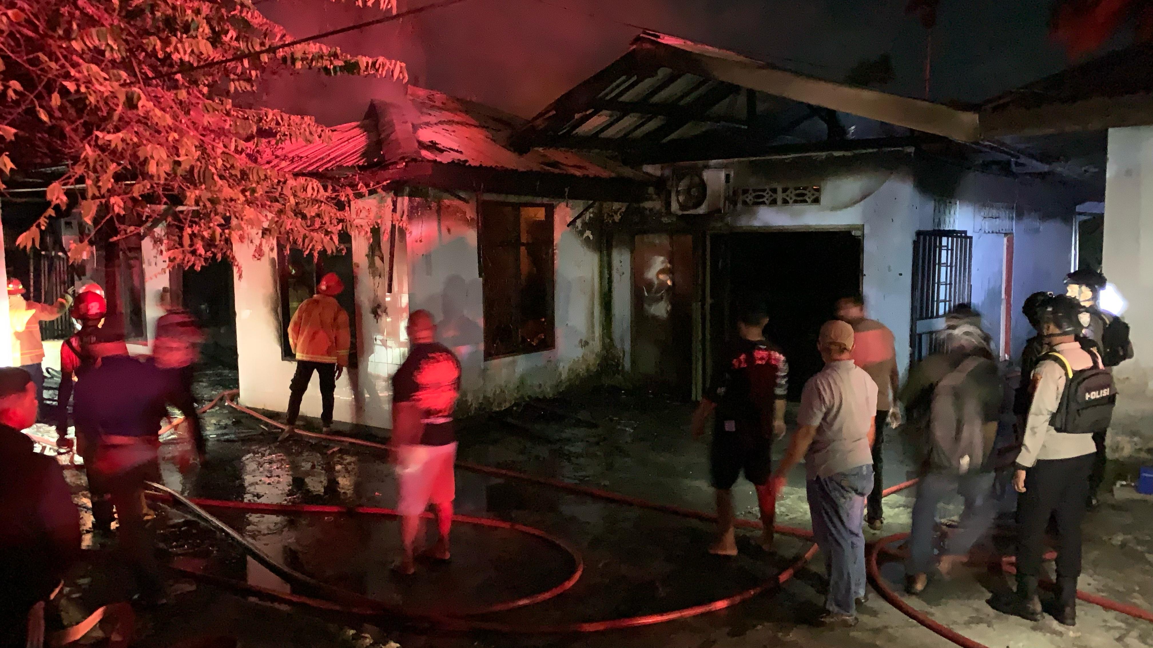 Kondisi rumah usai terbakar di Jalan Kartini, Kelurahan Otomona, Distrim Mimika Baru, Mimika, Papua Tengah, Sabtu (15/3/2025). (Foto: Cenderawasih Pos/Moh. Wahyu Welerubun).