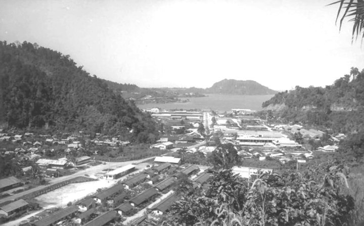 Foto bivak Hollandia yang dibangun di Kloofkamp; membentang dari teluk Jayapura (sekarang Taman Imbi/Kantor DPRP) hingga ke kaki Pegunungan Cycloop (sekarang kolam renang Ajen). Foto diambil pada 1945