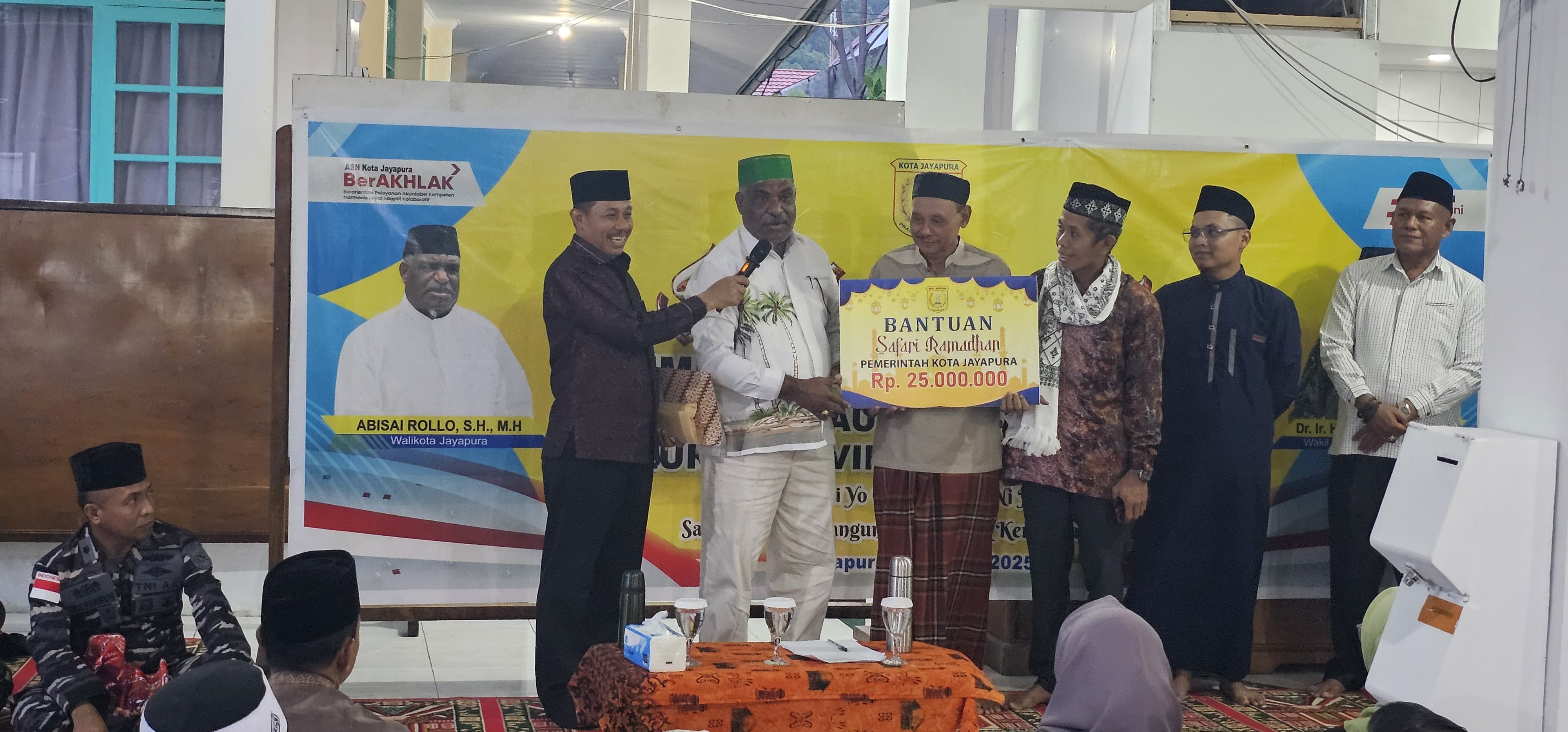 Wali Kota dan Wakil Wali Kota Jayapura, Abisai Rollo dan H. Rustan Saru saat memberikan bantuan kepada umat muslim di Masjid Raudhatul Jannah Kotaraja. (CEPOSONLINE.COM/HANS PALEN)