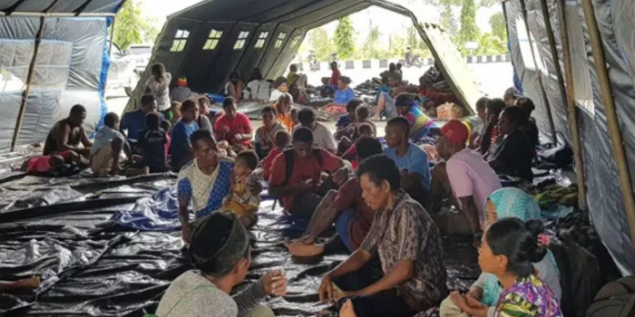 Para pengungsi bencana alam banjir bandang dan longsor di Kabupaten Jayapura pada 2019 silam.