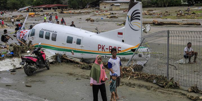 Terlihat sebuah pesawat terdampak banjir bandang dan longsor di Kabupaten Jayapura pada 2019 silam.