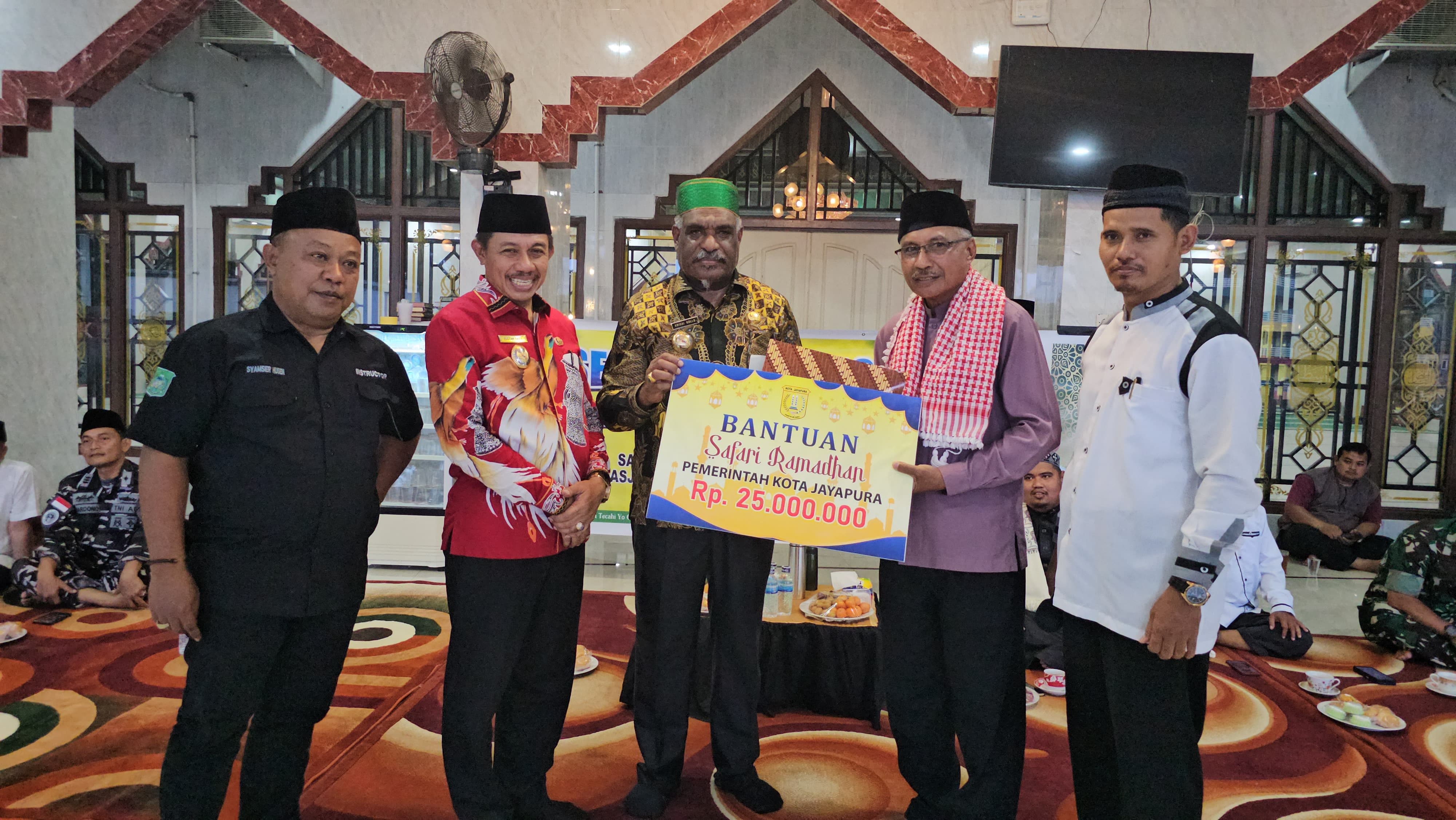 Wali Kota Jayapura dan Wakil Wali Kota Jayapura, H.Rustan Saru saat menyerahkan bantuan dana ke pengurus Masjid Nurul Amin, Jumat (21/3/2025). (CEPOSONLINE.COM/HANS PALEN).