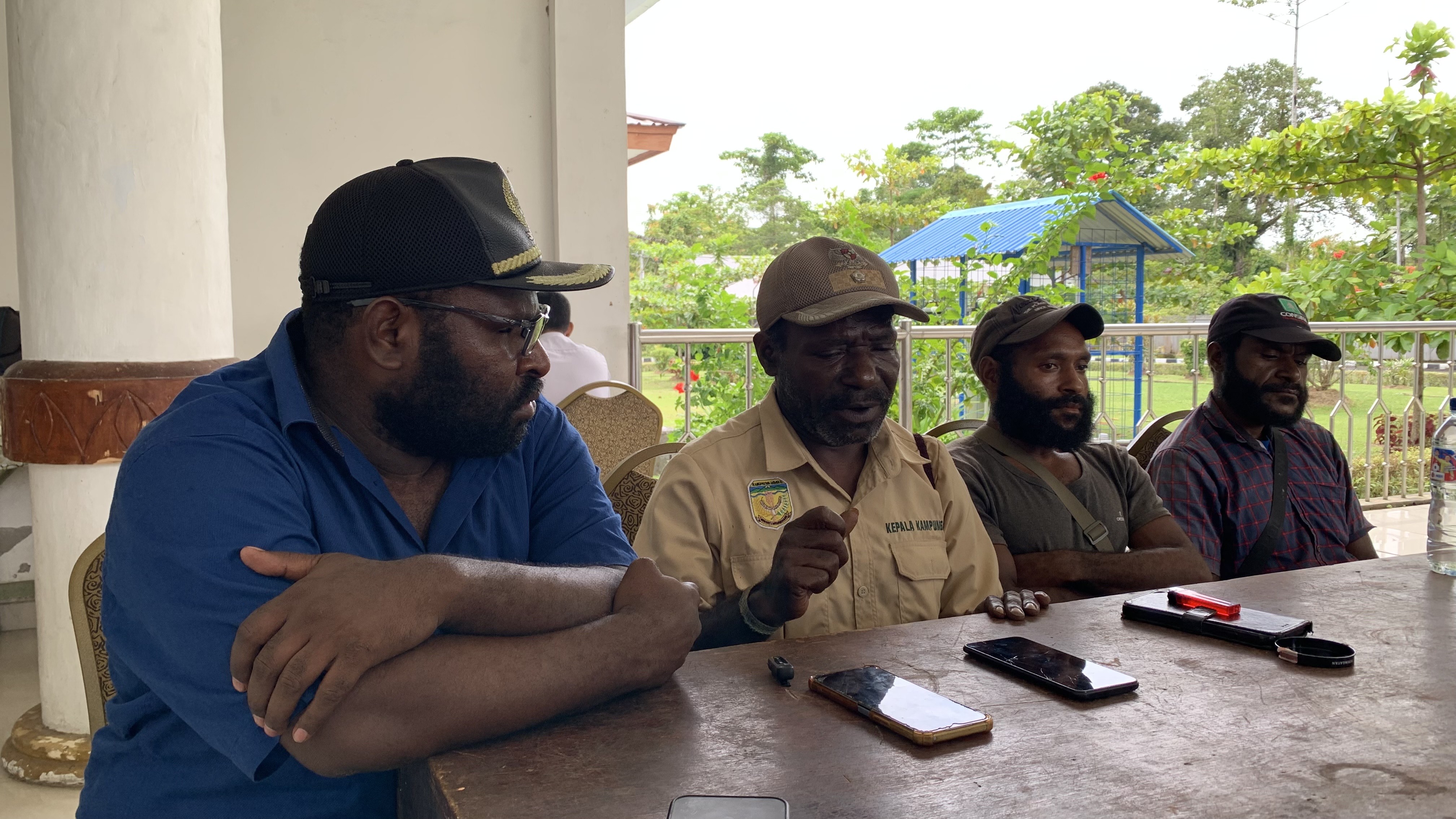 Kepala Kampung Jongkogoma, Distrik Tembagapura, Johanis Beanal didampingi Anggota DPRK Mimika, Dolfin Beanal dan dua orang warga lainnya dalam konferensi pers di Kantor DPRK Mimika, Senin (24/3/2025)