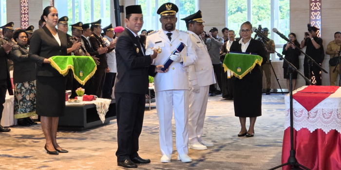 Foto Bupati Jayapura Yunus Wonda bersama Pj Gubernur Papua, Ramses Limbong, di Kantor Gubernur Papua.