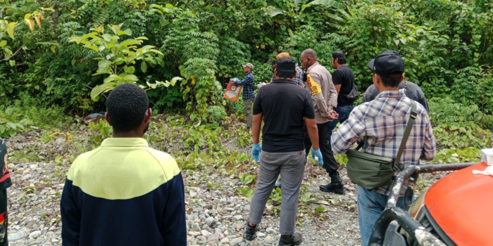 Polisi saat hendak mengevakuasi jenazah Mendiang Muhammad Habib. (Polsek Kwamki Narama).