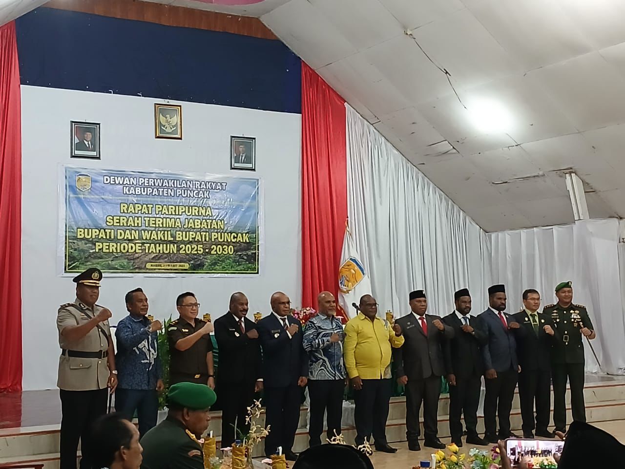 Foto Bersama Gubernur Papua Tengah, Bupati dan Wakil Bupati Puncak, Pj Bupati Puncak dan Pimpinan Forkopimda Puncak pada acara Sertijab. (CEPOSONLINE.COM/THERESIA F. TEKEGE)