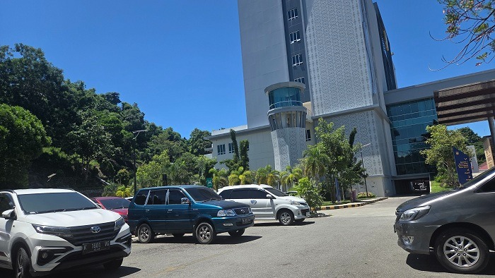 Tampak parkiran kendaraan di halaman Kantor Gubernur Papua, Senin (24/3).  (ELFIRA/Ceposonline.com)
