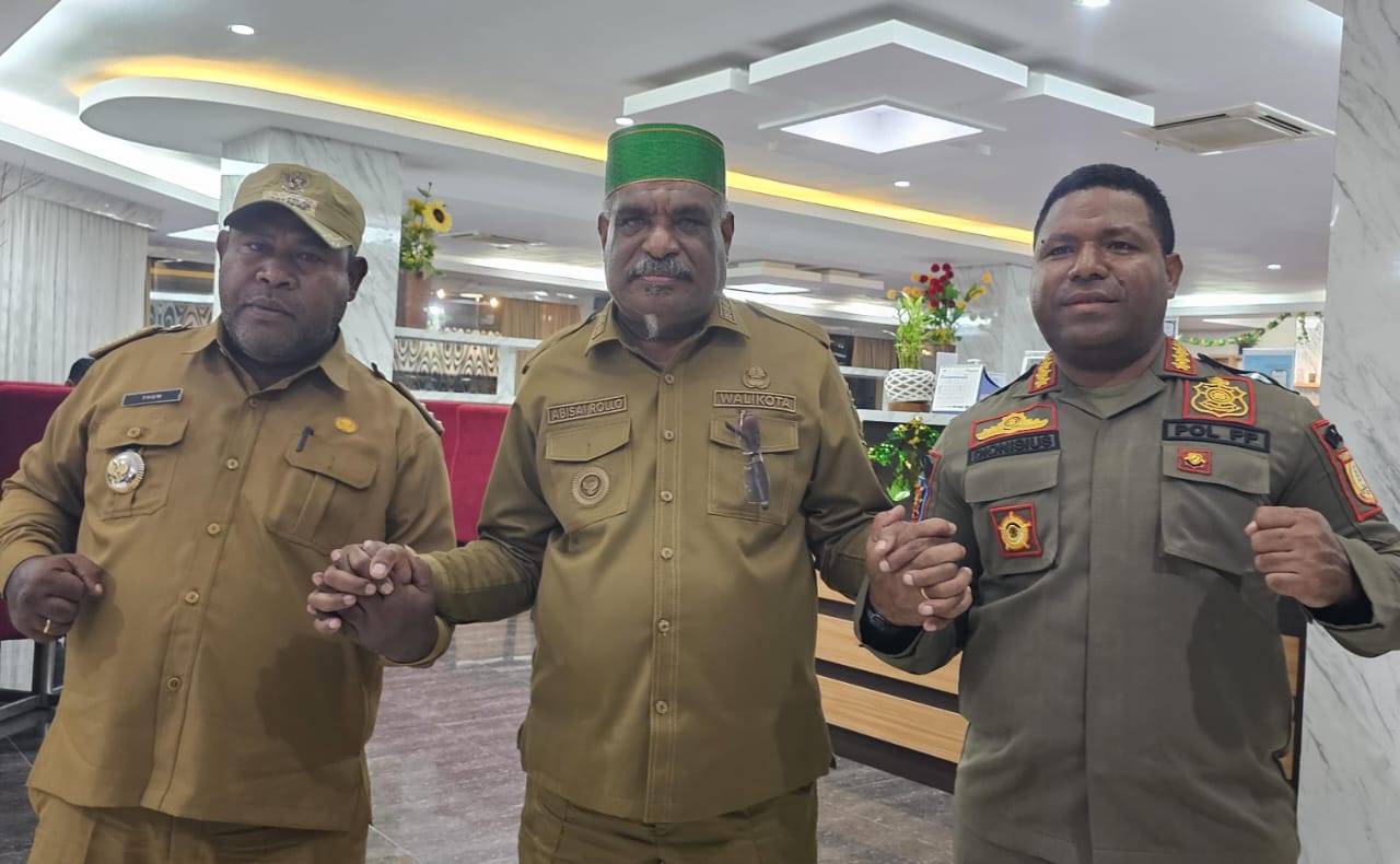 Wali Kota Jayapura Abisai Roll bersama dua pimpinan KNPI Kota Jayapura, Silas Thom Rumbewas dan Dionisius Deda usai penyelesaian dualisme KNPI di Entrop, Senin (24/3/2024) malam (CEPOSONLINE.COM/HANS)