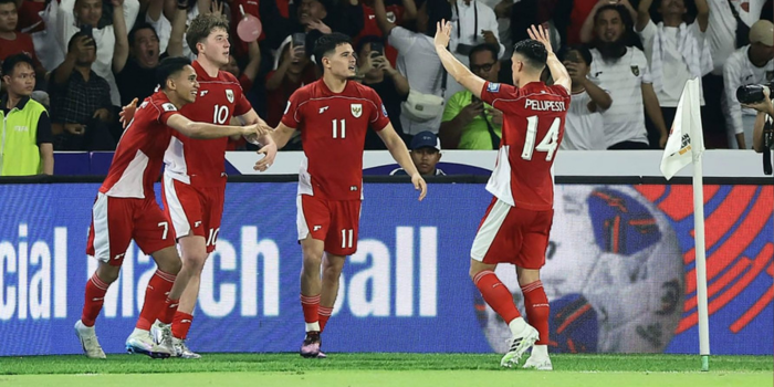 Para pemain Timnas Indonesia melakukan selebrasi dan merayakan gol Ole Romeny di babak pertama. (Dery Ridwansah/JawaPos.com)