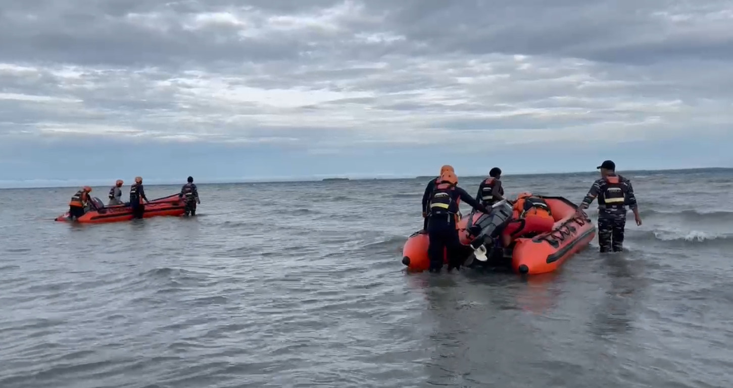 Tim SAR gabungan saat sedang melakukan pencarian di sekitar perairan Mandais, Kaimana, Papua Barat, Rabu (26/3/2025).