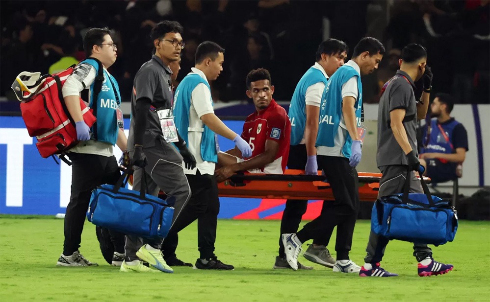 Pemain Timnas Indonesia Ricky Kambuaya ditandu keluar lapangan karna cedera dalam pertandingan Grup C putaran ketiga Kualifikasi Piala Dunia 2026 zona Asia di Stadion Utama Gelora Bung Karno