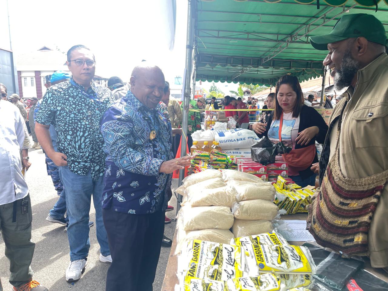 Wakil Bupati Jayawijaya, Ronny Elopere saat meninjau lokasi pasar murah yang digelar di halaman kantor Ontonom Jayawijaya, Kamis (27/3/2025). (CEPOSONLINE/DENI TONJAUW)