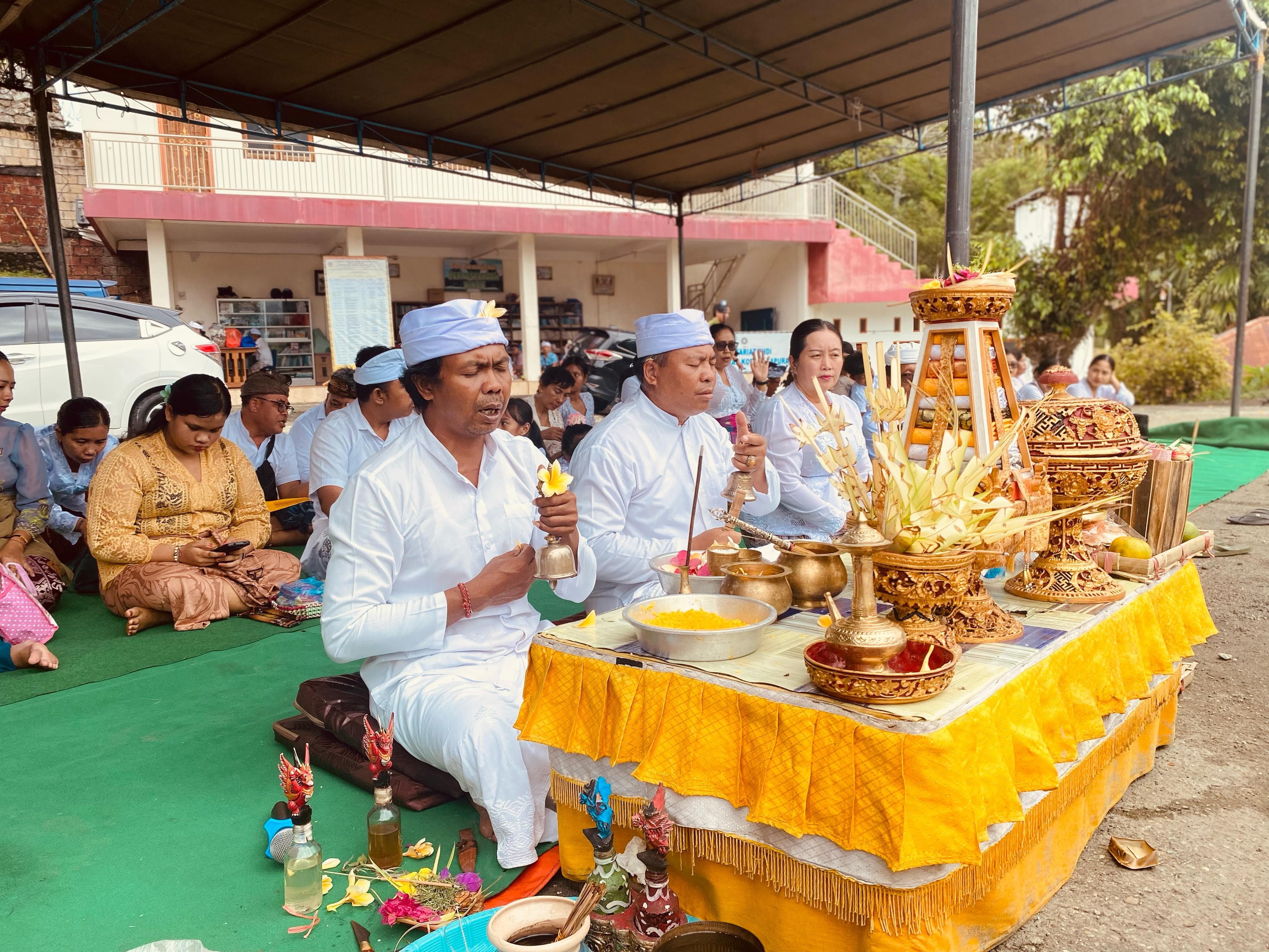 Umat Hindu Kota Jayapura saat melaksanakan upacara Mecaru atau Tawur Kesanga di Pura Surya Agung Bhuana, Skyline-Jayapura, Jumat (28/3/2025). (Ceposonline.com/Jimi)