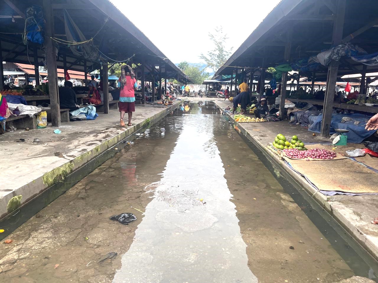 Genangan air hujan yang tak surut akibat drainase yang tersumbat sampah di Los Pasar Potikelek Wamena yang membuat tak ada pembeli yang masuk ke lokasi tersebut MInggu (30/3/2025).&nbsp;Deni/ Cenderawasih