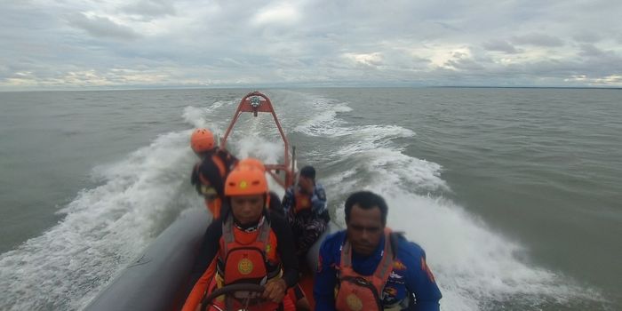 Tim SAR tengah melakukan pencarian korban laka laut.