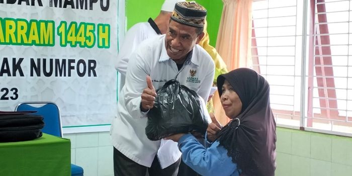 Pemberian santunan kepada Guru-guru TPQ dan TPA di Kabupaten Biak Numfor oleh Baznas Biak Numfor, Sabtu (29/3).