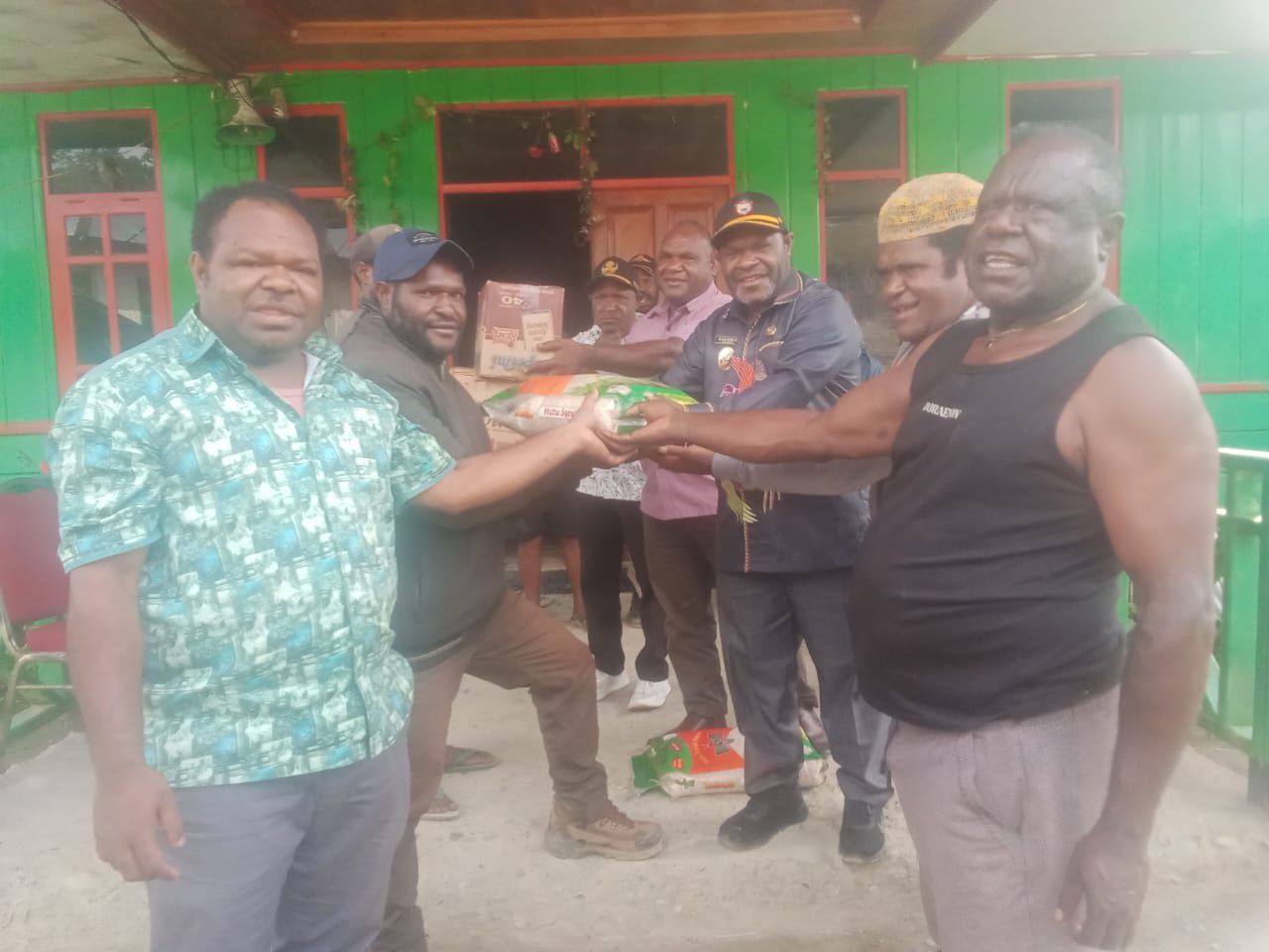 Wakil Bupati Intan Jaya, Elias Igapa didampingi Kepala Dinas Sosial saat memberikan Bantuan Bama secara simbolis. (CEPOSONLINE.COM/PEMKAB INTAN JAYA For Cepos)