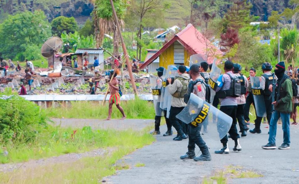 Aparat gabungan saat mengamankan bentrokan antar pendukung paslon 01 dan 02 di Kabupaten Puncak Jaya, Rabu (2/4/2025). (Humas ODC/CEPOSONLINE.COM)