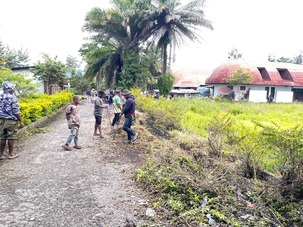 Bupati Jayawijaya Athenius Murib saat memimpin aksi pembersihan rumah kediaman Bupati Jayawijaya yang sudah 15 tahun terbengkalai Sabtu (5/4/2025).&nbsp;Deni Tonjauw/ Cenderawasih Pos