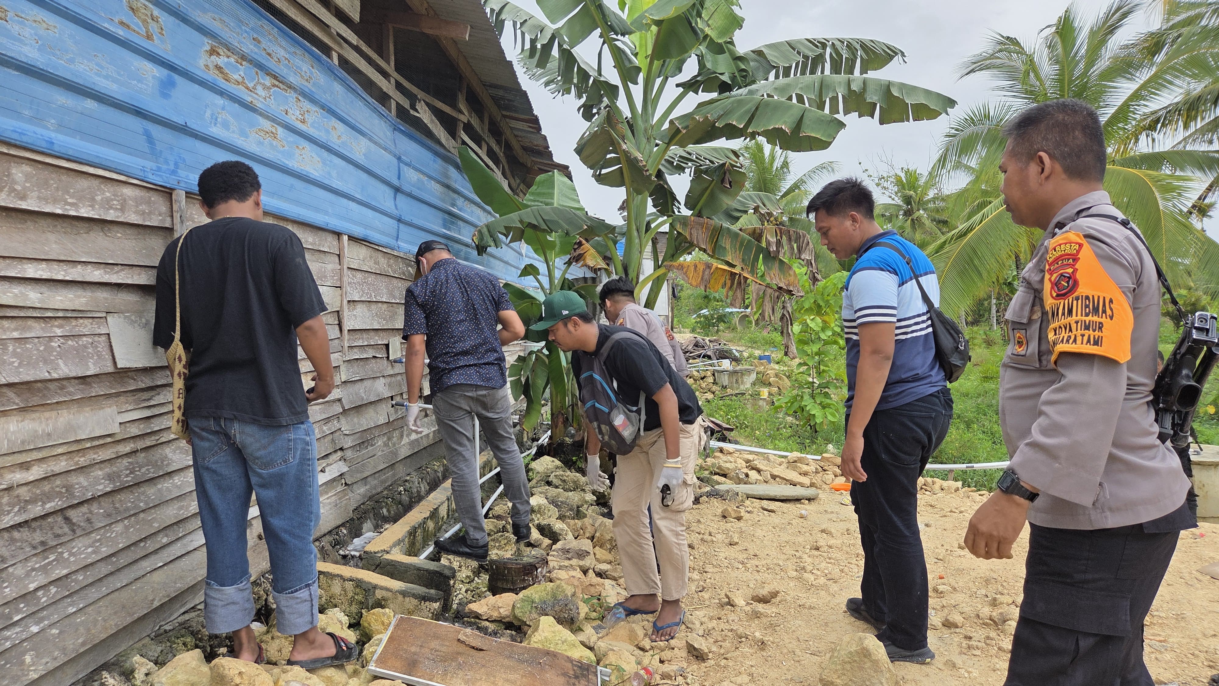 Kapolresta Jayapura Kota, Victor D Mackbon saat berada di lapak orang tua dari Nur Alisha, Sabtu (5/4/2025). Didampingi anggota Polresta dan Polsek Muaratami.