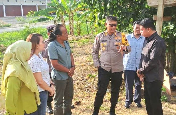 Wakil Ketua III DPR Papua, H. Supriadi Laling saat berkunjung ke rumah duka dan bertemu Kapolresta Kota Jayapura, AKBP Victor D Mackbon, Sabtu (05/04/2025).