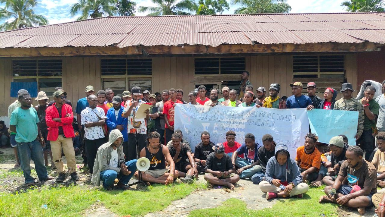 FIM-WP saat membacakan pernyataan sikap di Nabire, Senin (6/4/2025). (CEPOSONLINE.COM/THERESIA F.TEKEGE).